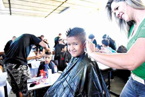 Caio Gabriel, 7 anos, era um dos mais empolgados com o cabelo novo