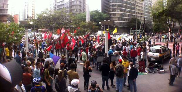 Movimentação de manifestantes na Praça Sete