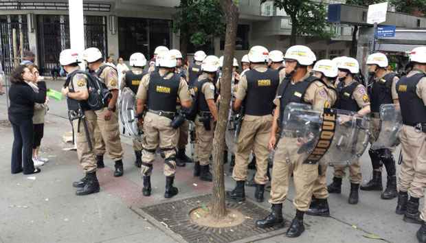 Policiais posicionados para controlar protesto