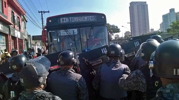 Policiais fazem barreira para evitar passagem de manifestantes contra a Copa