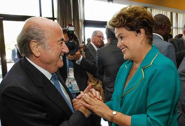 O presidente da Federação Internacional de Futebol, Joseph Blatter cumprimenta a presidente brasileira