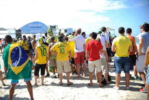 É grande a animação dos torcedores na praia de Copacabana para a abertura da Copa