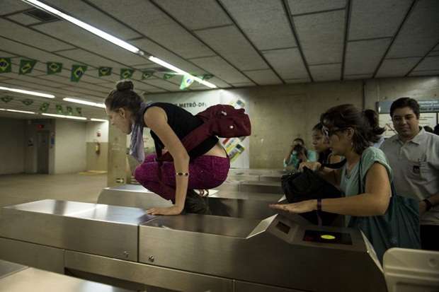 Algumas pessoas pulam as catracas de acesso ao Metrô