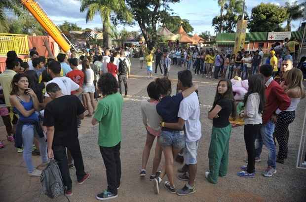 Na hora do início do jogo, centenas de pessoas, principalmente jovens e adolescentes enfrentavam longas filas para curtir alguns dos brinquedos do parque