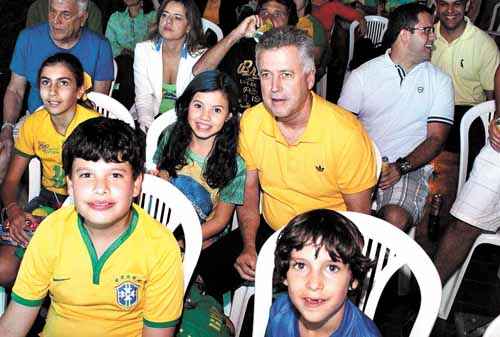 Rollemberg e a família viram o jogo no Park Way