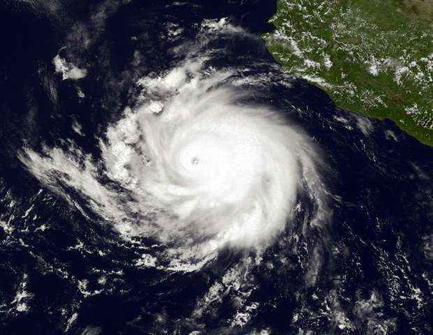 Imagem de satélite mostra o furacão Cristina se movendo ao longo da costa do Pacífico