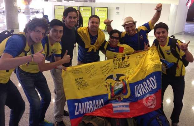 Com camisas do Equador e bandeira, torcedores equatorianos esperam a chegada da seleção do país sul-americano no Aeroporto de Brasília