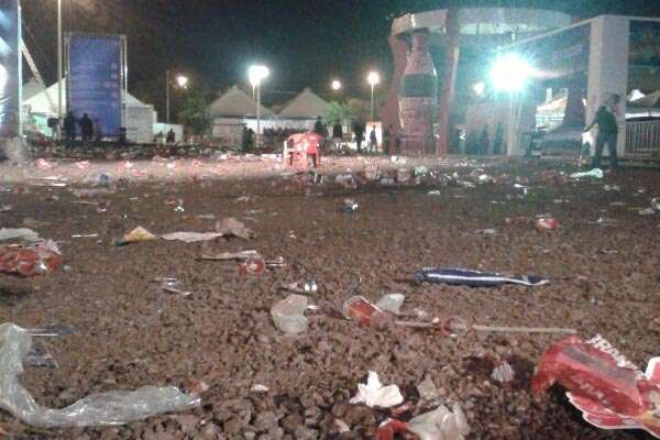 Lixo após a festa no Taguaparque, em Taguatinga Norte