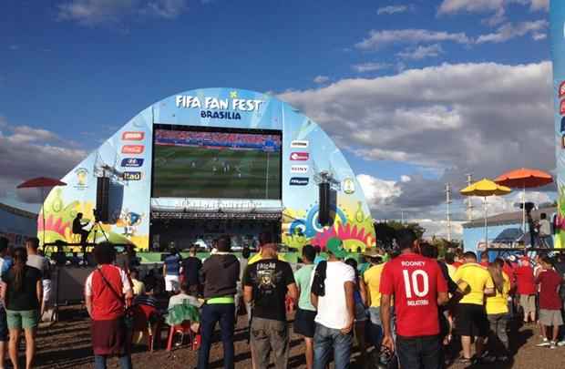 Diferentemente da quinta-feira (12/6), quando 40 mil pessoas estiveram na Fan Fest da Fifa, no Taguaparque, nesta sexta (13/6) o público é bem reduzido no local. São cerca de 200 torcedores e 600 policiais militares.