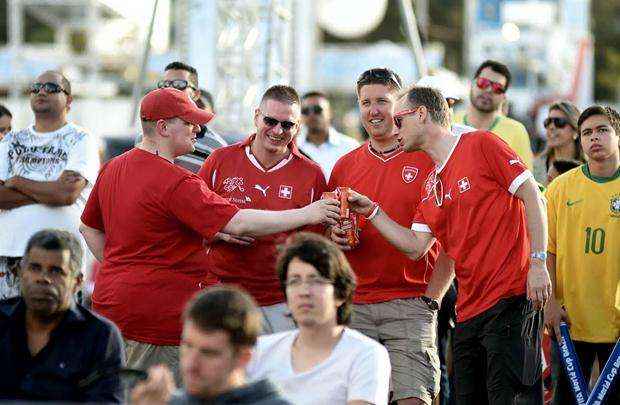 Torcedores suíços assistem ao jogo entre Espanha e Holanda, no Fan Fest da Fifa de Brasília, no Taguaparque