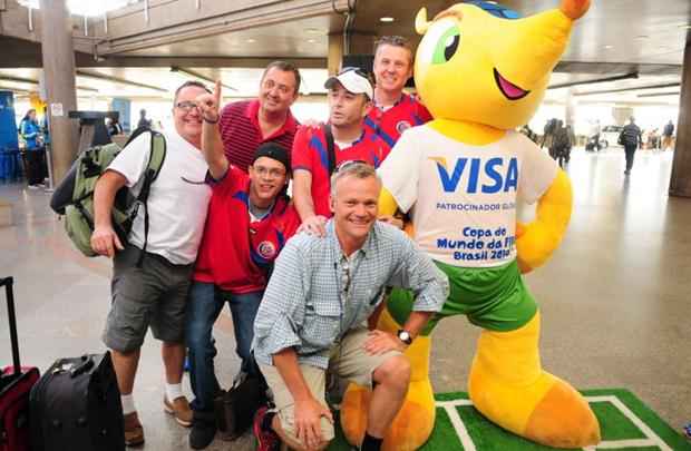 Torcedores da Costa Rica desembarcam no Aeroporto Internacional de Brasília Juscelino Kubitschek e posam para foto ao lado do mascote da Copa, Fuleco