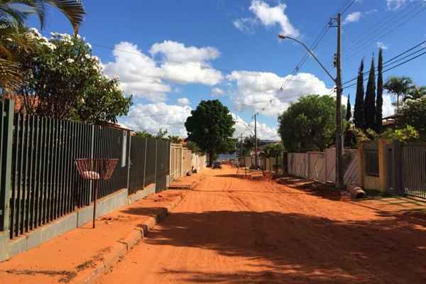 Rua no Lago Norte teve asfalto retirado há quase um mês e prejudica pintura das casas e calçadas