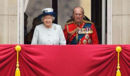 A Rainha Elizabeth II e o príncipe Philip acenaram para o público