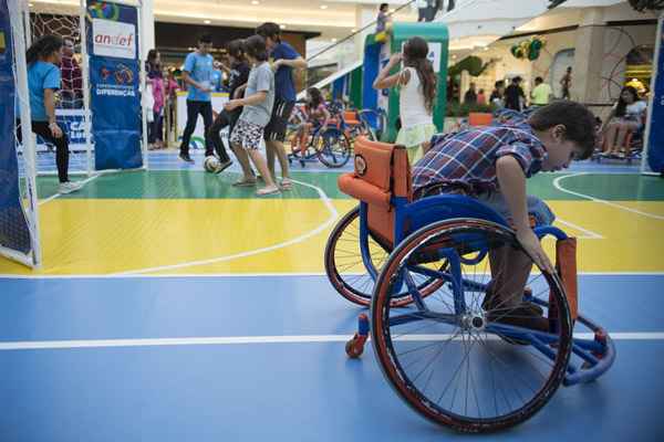 O projeto traz a oportunidade, por exemplo, de utilizar cadeira de rodas para jogar basquete e de chutar uma bola de futebol com uma venda nos olhos