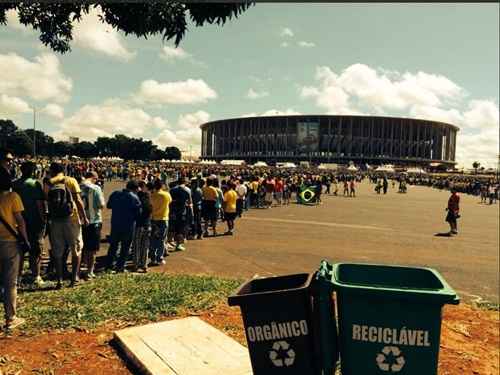 Filas gigantescas na entrada do Estádio Nacional