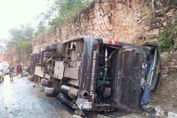 O ônibus deslizou e saiu da pista no KM 694, um trecho de alto risco. Nove pessoas ficaram feridas