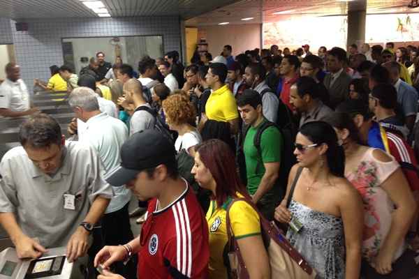 Longas filas para entrar na estação do metrô na Rodoviária do Plano Piloto