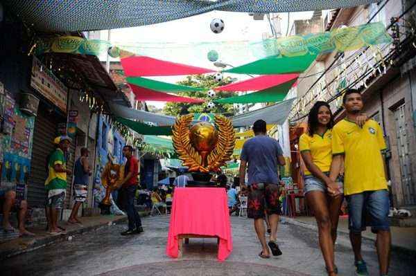 Réplicas gigantes das taças Jules Rimet e Copa do Mundo Fifa foram colocadas na rua, assim como bandeiras do Brasil