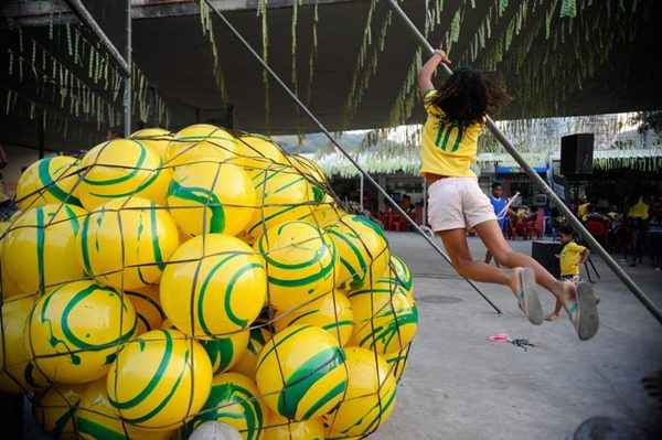 Tradicional comunidade da cidade do Rio de Janeiro, o Morro da Mangueira, uma das favelas próximas ao Estádio do Maracanã, se enfeitou para acompanhar a Copa do Mundo