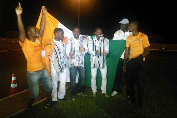 Torcedores animando a festa na porta do Brasília Palace aguardando a chegada da seleção da Costa do Marfim