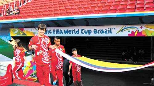 Augusto Corrêa no ensaio para a entrada no gramado do Estádio Mané Garrincha, a poucas horas do início da partida: em destaque