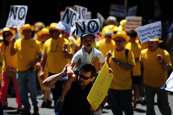 Manifestantes desfilaram diante do ministério da Energia com cartazes que diziam 