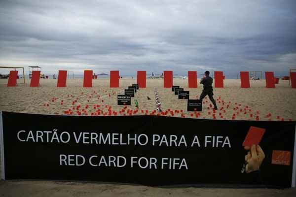 Doze cartões vermelhos com 2 metros de altura foram posicionados na areia da praia, em frente ao Hotel Copacabana Palace