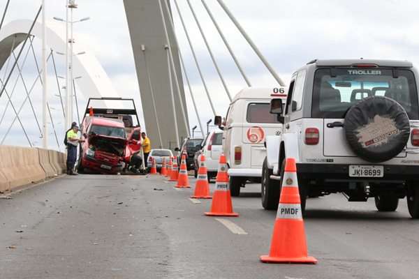 Carro é removido da ponte JK após acidente