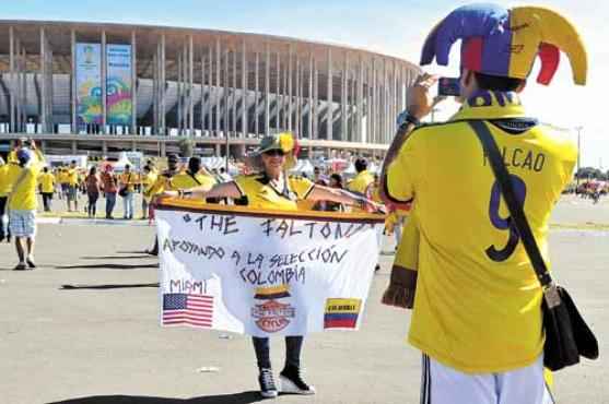 Torcedores registram o momento em frente ao Estádio Nacional Mané Garrincha