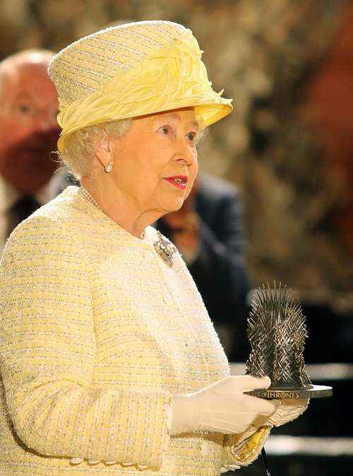 Rainha segura uma réplica do Trono de Ferro