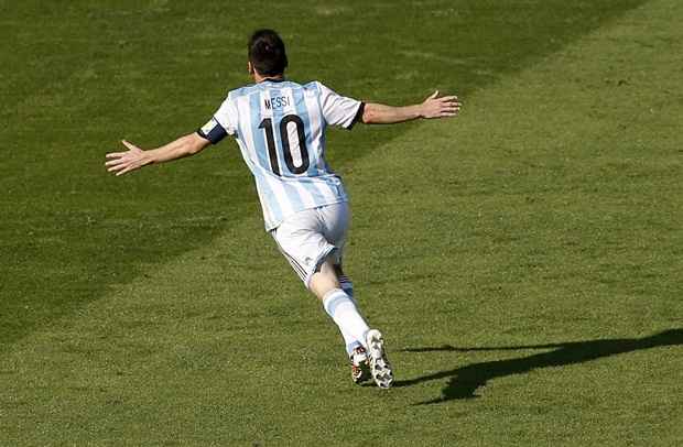 Lionel Messi comemora a vitória contra o Irã no Mineirão, em BH