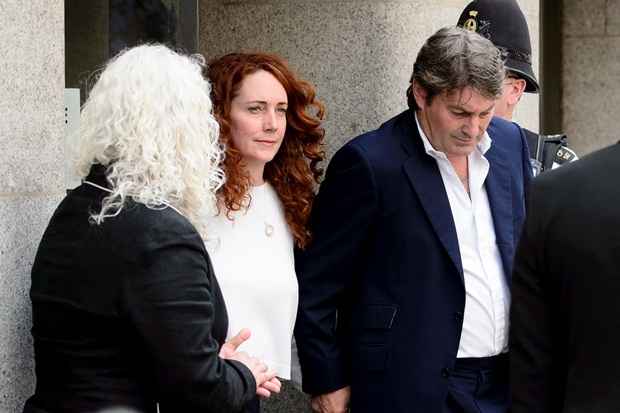 Rebekah Brooks deixa a corte ao lado do marido Charlie Brooks, após ser absolvida