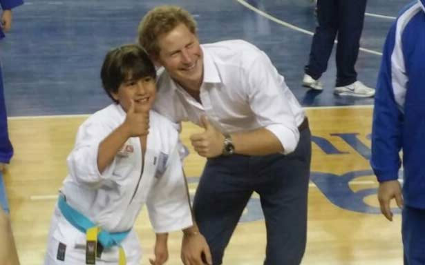 Harry posa com atleta de judô, em momento de simpatia