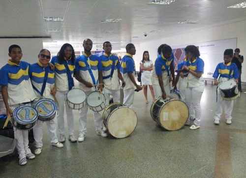 A bateria da escola de samba Águia Imperial aguarda seleção portuguesa no Aeroporto de Brasília