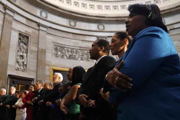 Bernice King (D) participa de corrente humana com familiares e outros participantes da cerimônia