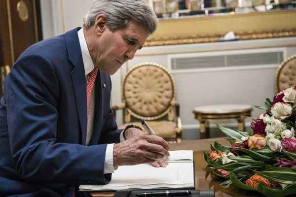 Secretário de Estado dos EUA John Kerry assina um livro de visitas antes de uma reunião com o presidente Massoud Barzani, no palácio presidencial do Curdistão