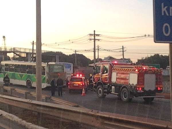 O trânsito ficou intenso no local durante o atendimento do Corpo de Bombeiros