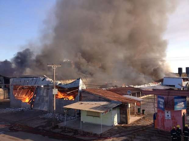 Alguns feirantes correram na tentativa de salvar os produtos