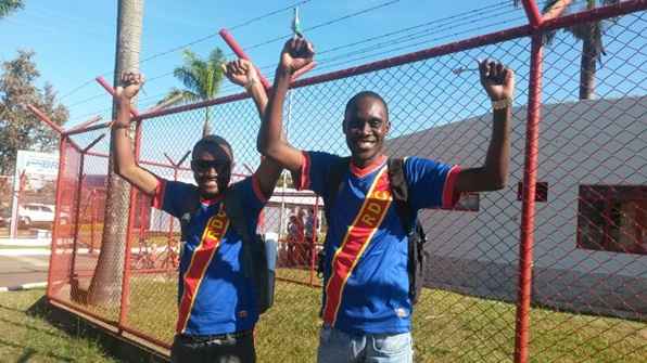 Os congoleses Ted Rabbi e Morgan Tshipamba foram ao centro de treinamento do Gama para desejar sorte aos jogadores africanos