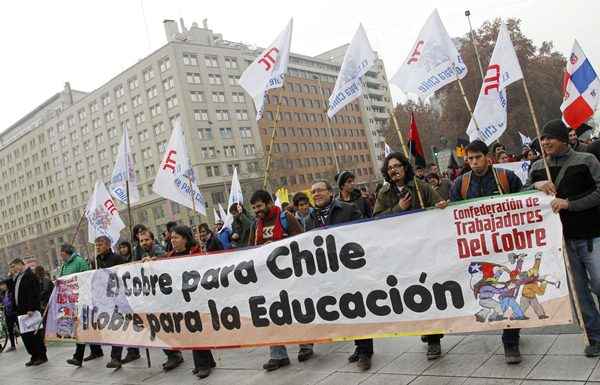 Professores chilenos participam de manifestação contra o governo para exigir mudanças no sistema de educação pública estadua. O banner diz: 