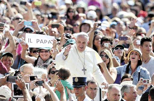 Papa Francisco saúda fiéis durante audiência geral, no Vaticano: 