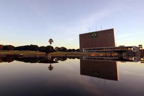 O céu ficará claro e em alguns períodos o sol deve aparecer entre nuvens