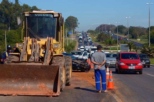 Acidente entre carro e trator complica o trânsito na Avenida das Nações