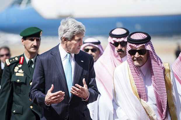 O secretário de Estado dos EUA John Kerry e o ministro das Relações Exteriores saudita, o príncipe Saud al-Faisal