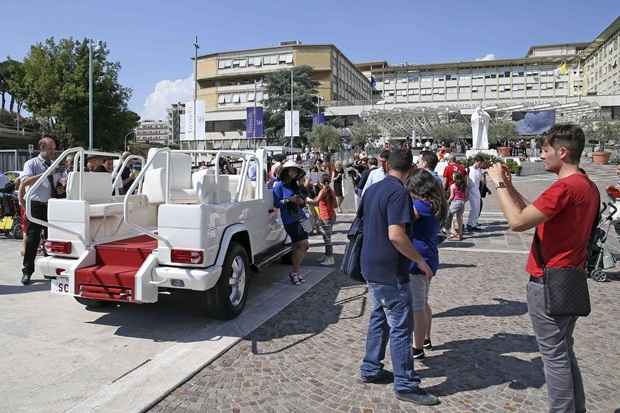 Vários fiéis foram até o hospital na tentativa de ver Francisco. Eles aproveitaram para registrar fotos junto ao papamóvel