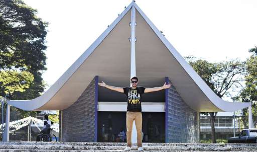 Católico, o mexicano Maurício Calderón escolheu a Igrejinha para iniciar o tour pela cidade: paixão por arquitetura e monumentos religiosos