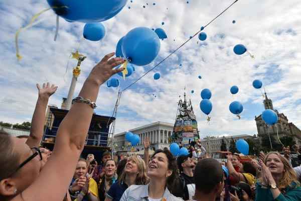 Os líderes da União Europeia assinaram na sexta-feira um acordo de associação histórico com a Ucrânia