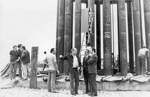 A dois dias da inauguração do Mastro da Bandeira, Sergio Bernardes (c), em 1972