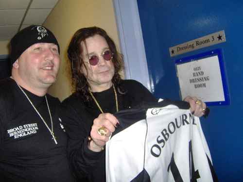 Ozzy com a camisa do time que leva seu nome