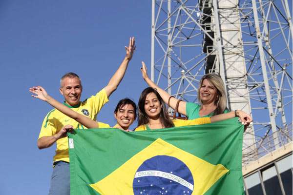 Geraldo Vasconcelos, Sabrina , Patricia e Bianca Vasconcelos, na Torre de TV, abriram a Bandeira Nacional para homenagear o grupo canarinho